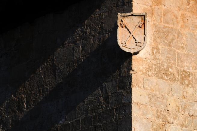 FOTOEscudo de la torre del monasterio.